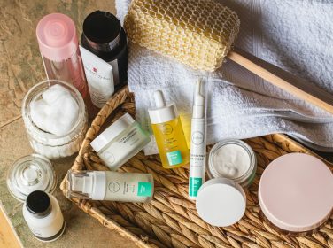 Produk perawatan kulit tersusun di rak kamar mandi