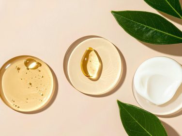 Tekstur skincare berupa gel, krim, dan minyak wajah di atas latar beige