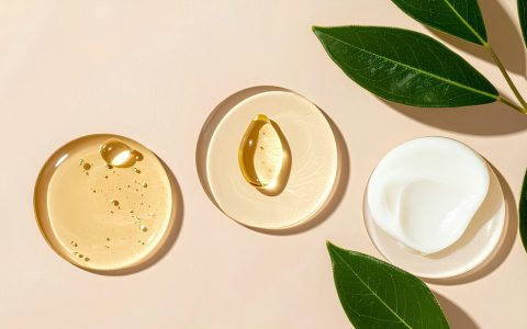 Tekstur skincare berupa gel, krim, dan minyak wajah di atas latar beige